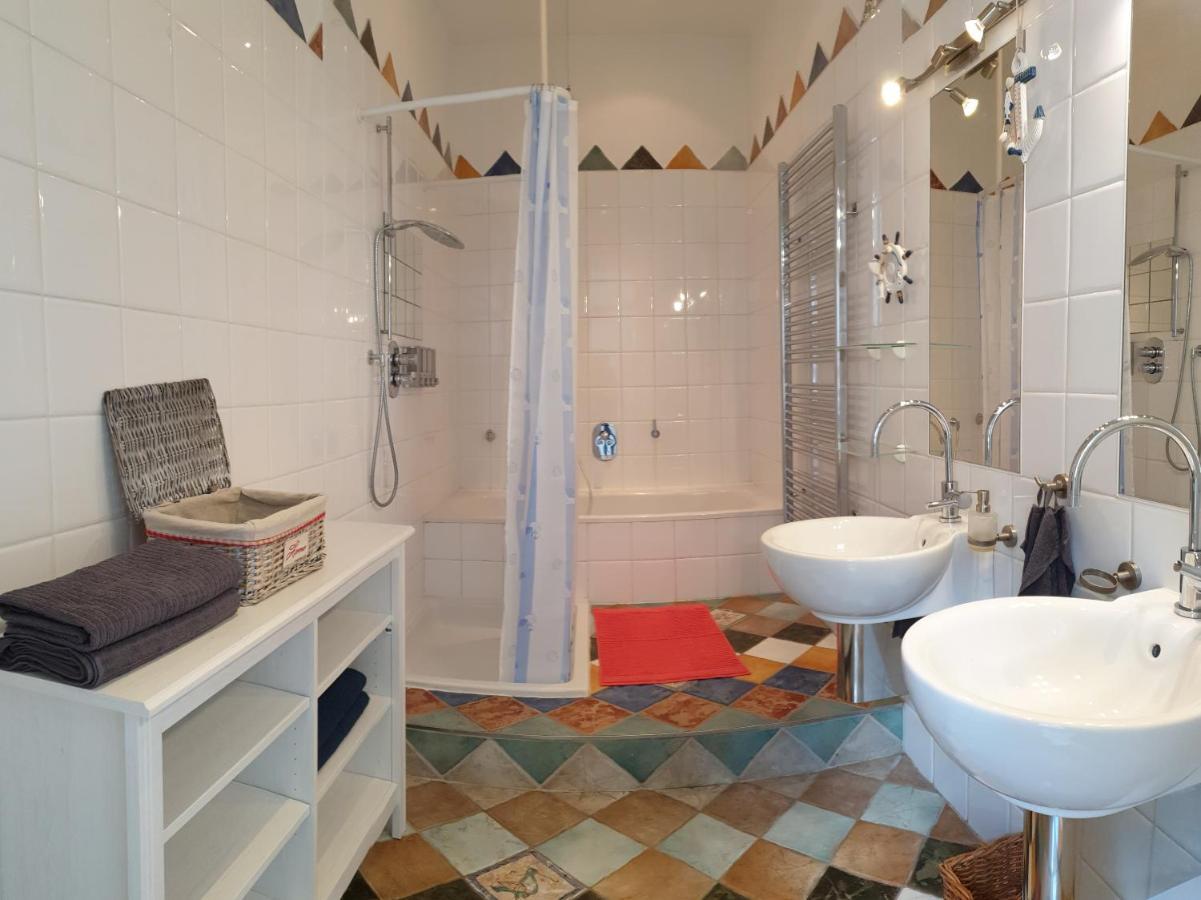 Sunny And Spacious Apartment Near City Centre Viena Exterior foto